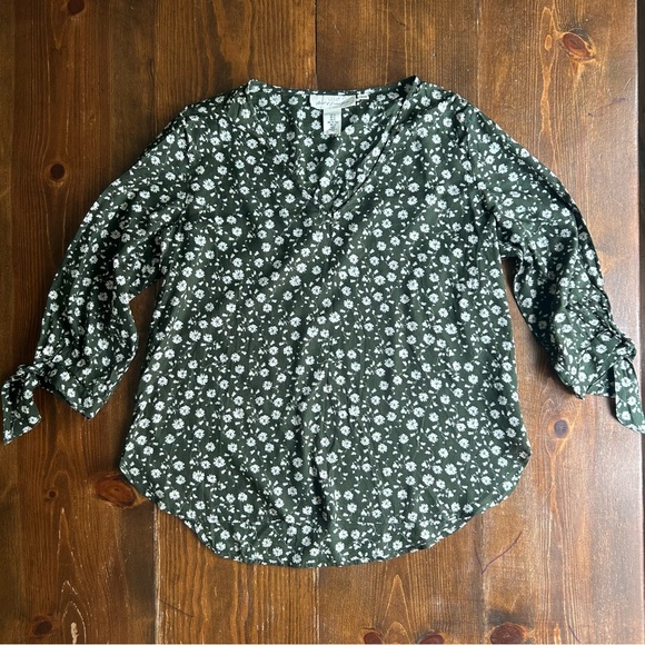 H&M Tops - H&M Women’s 3/4 tie sleeve Black and White Floral Top Size 12 FALL